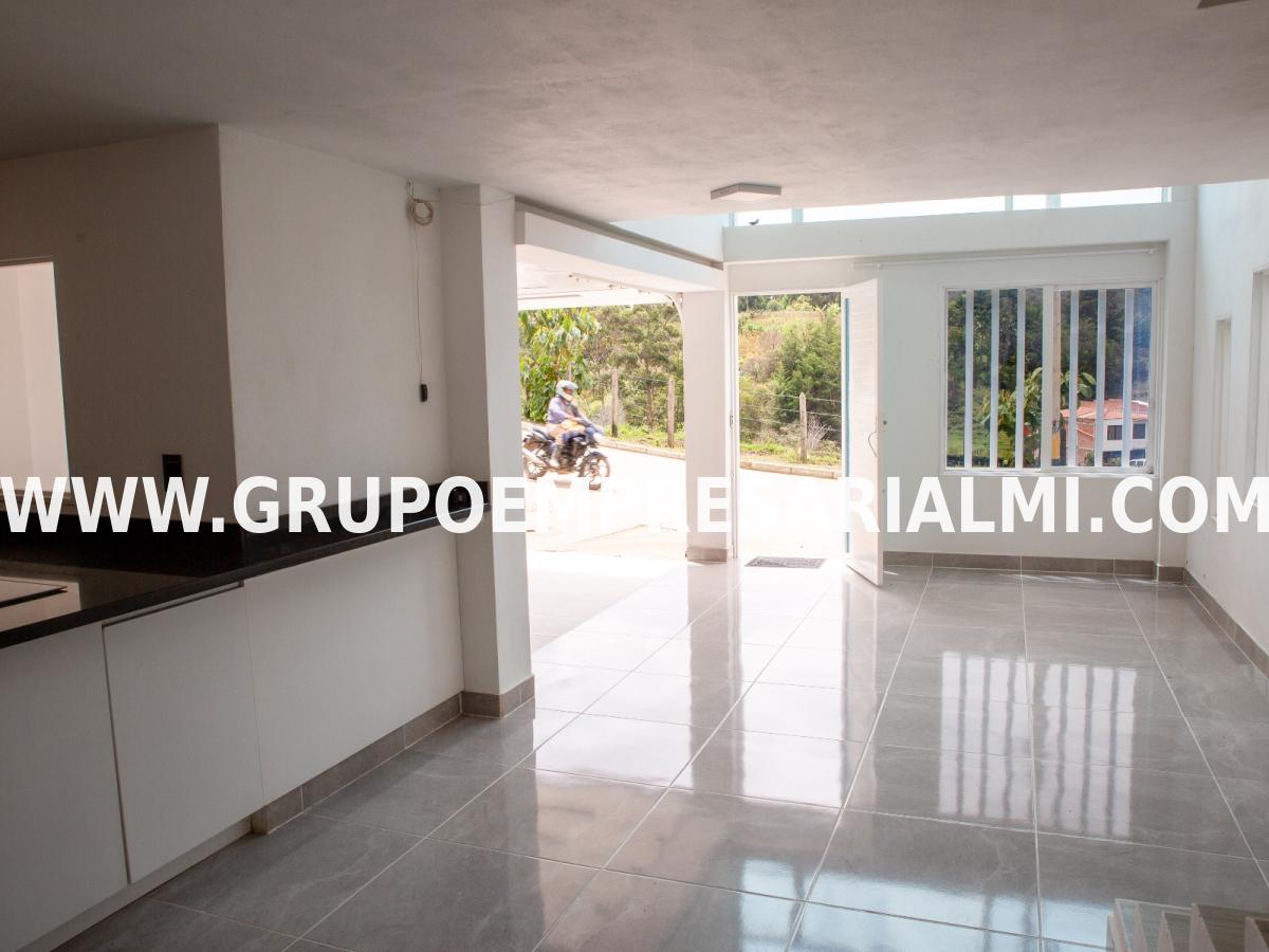 AMPLIA CASA UNIFAMILIAR EN VENTA - SECTOR SAN VICENTE COD: 31651