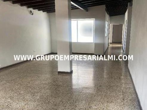 AMPLIA CASA BIFAMILIAR EN VENTA - SECTOR LA CASTELLANA COD: 33379