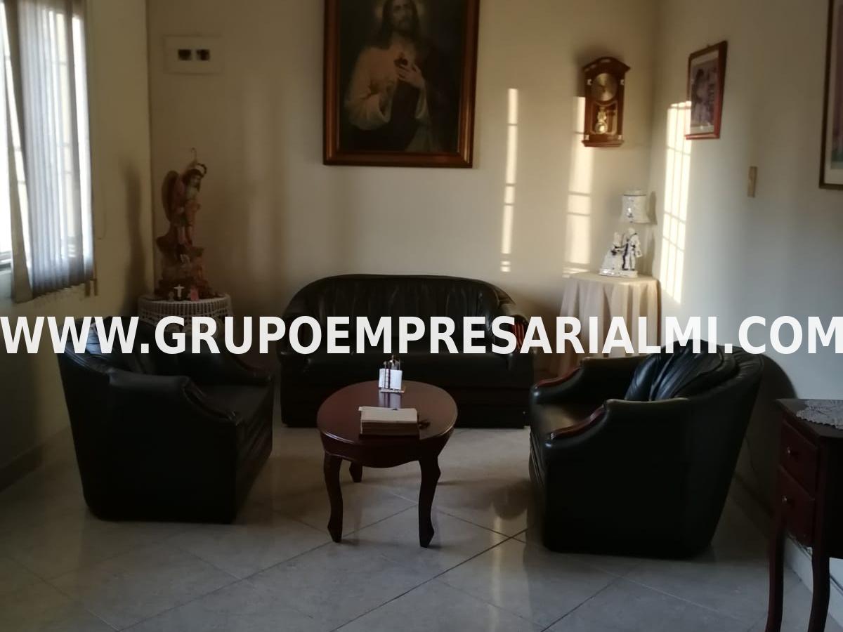 CÓMODA CASA BIFAMILIAR EN VENTA - SECTOR VILLA HERMOSA COD: 33480