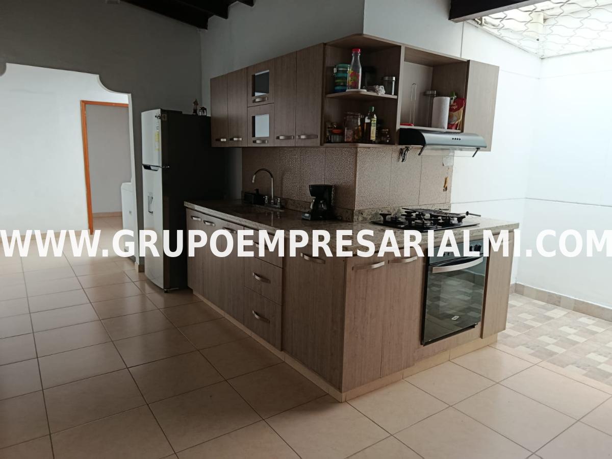 AMPLIA CASA BIFAMILIAR EN VENTA - SECTOR LA CASTELLANA COD: 33644