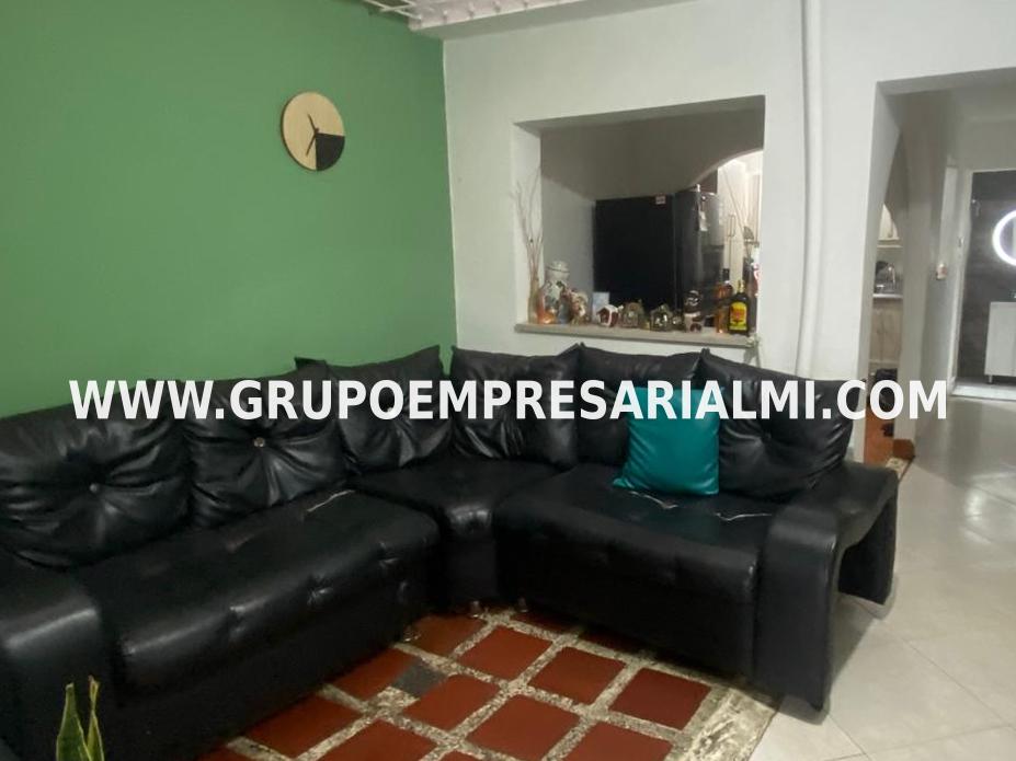 AGRADABLE CASA BIFAMILIAR EN VENTA - SECTOR CASTILLA COD: 33680