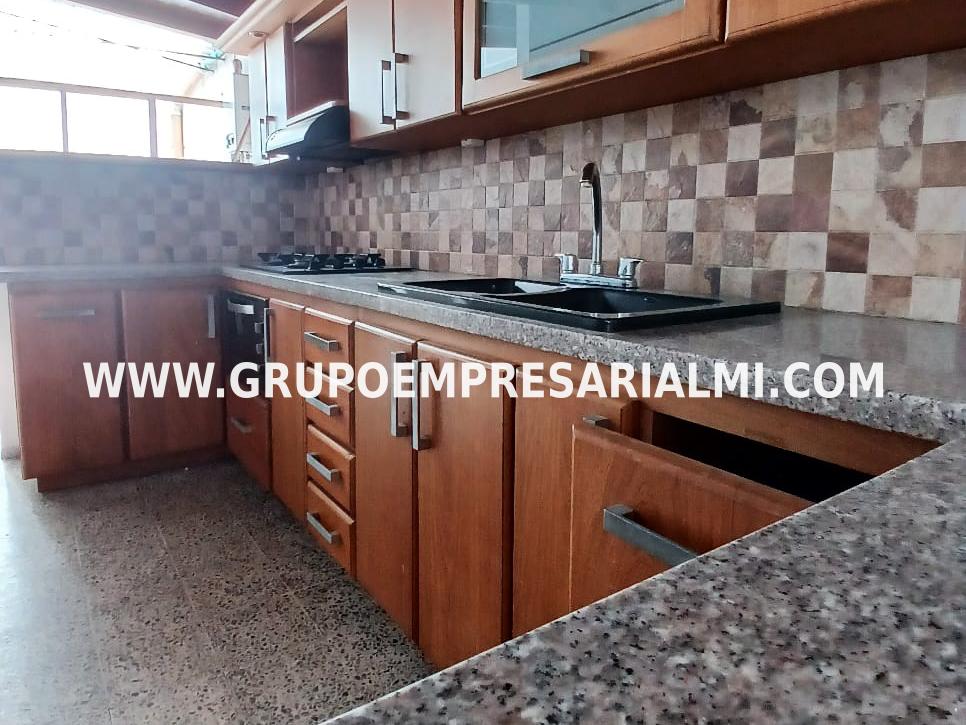 AMPLIA CASA UNIFAMILIAR EN VENTA - SECTOR LAURELES CODIGO: COD: 33732