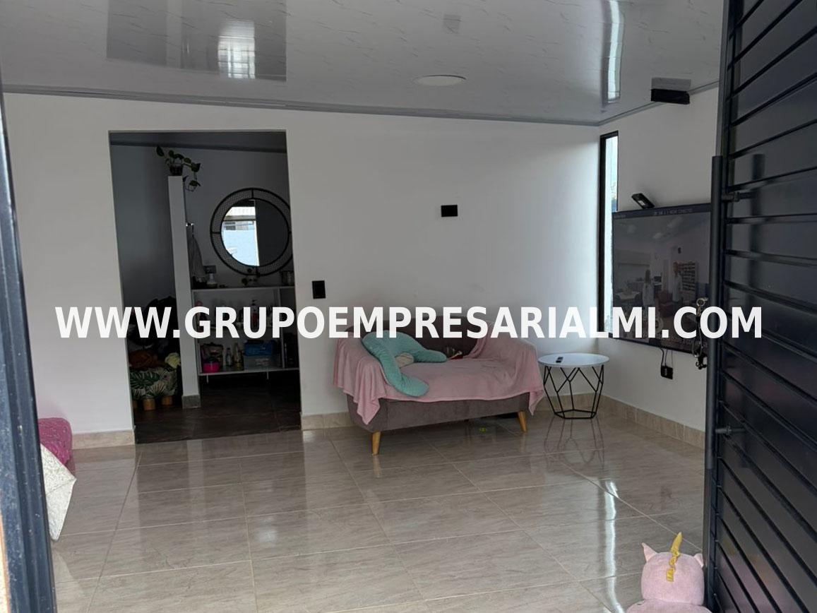 AMPLIA CASA UNIFAMILIAR EN VENTA - SECTOR EL CARMIN COD: 33885