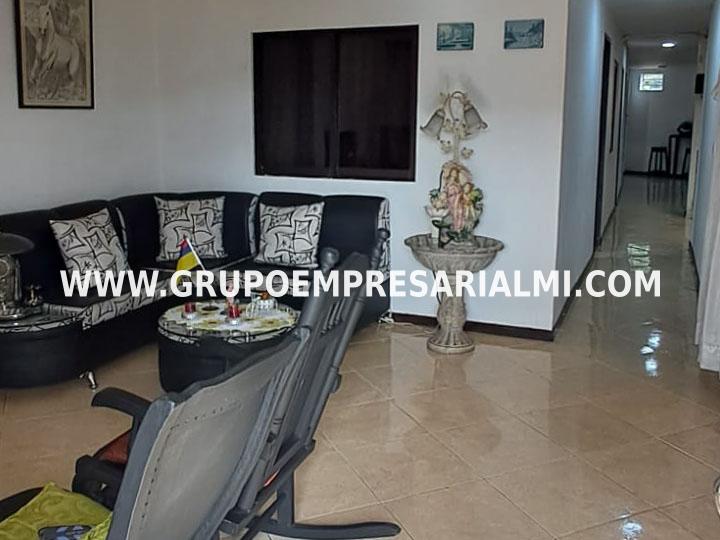AMPLICA CASA BIFAMILIAR EN VENTA - SECTOR MANRIQUE COD: 33892